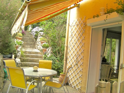 Nearness on foot and quiet in Antibes: comfortable apartment of holidays in ground floor of villa with terrace and barbecue