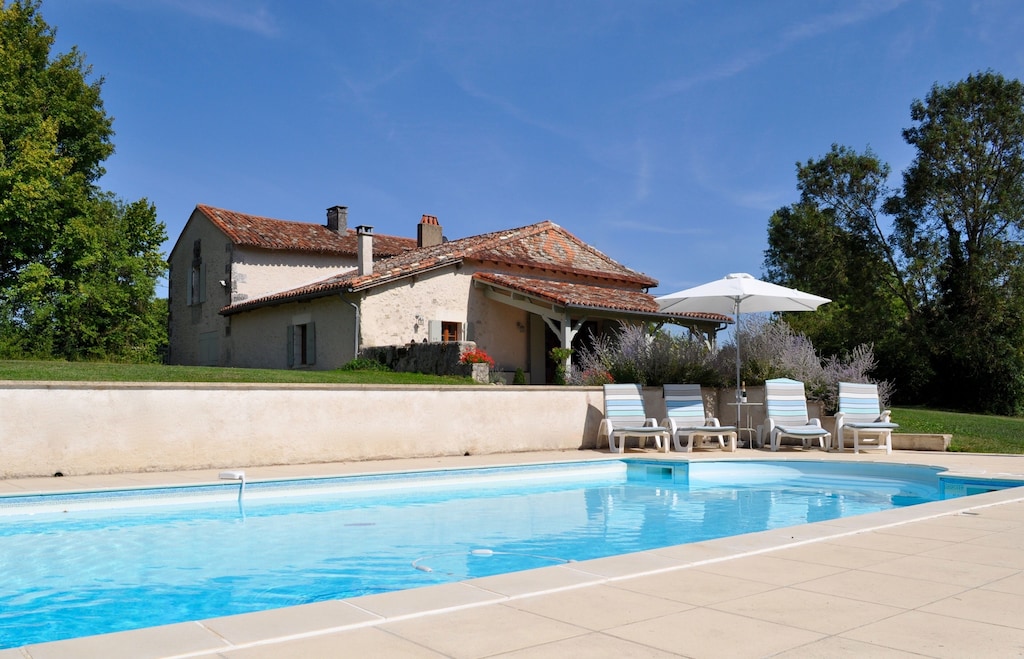DORDOGNE STYLISH RESTORED FARMHOUSE WITH LARGE GARDEN AND 10m x5m POOL ...