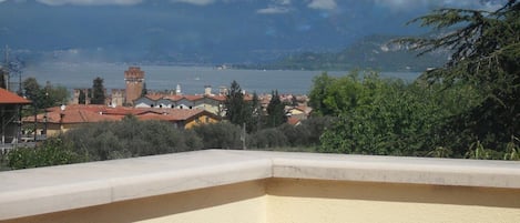 Vista lago dalla terrazza.
Seeblick von Privat Terasse