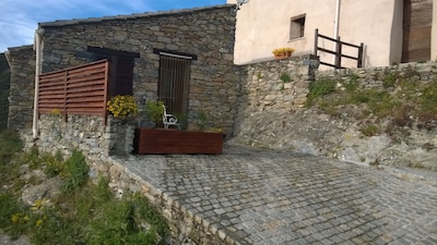 Casa de piedra con terraza