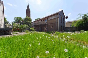 Der Garten mit Blick auf die umgebaute Scheune.