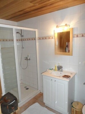 salle de douche wc privé chambre gauche