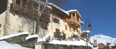 La façade sud de la maison aux 1ères neiges