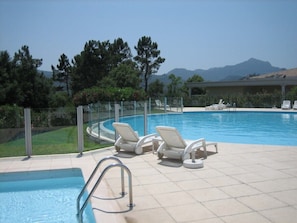 Superb infinity pool a few steps from the apartment.Ample sunloungers. Fab views
