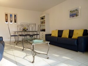 Living room with formal dining for 6. Two leather sofa's and 2 coffee tables
