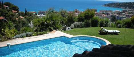 Piscina con vista mozza fiato su Cap Martin