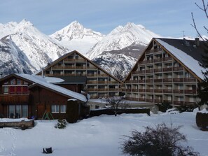 Die beiden Häuser Nesthorn (rechts) und Schwarzhorn im Winter