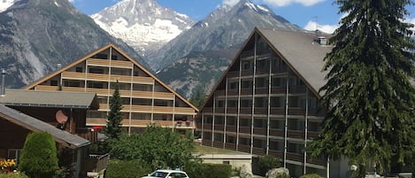 Die beiden Häuser Chalet Nesthorn (rechts) und Schwarzhorn (links)