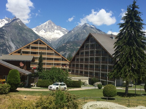 Die beiden Häuser Chalet Nesthorn (rechts) und Schwarzhorn (links)