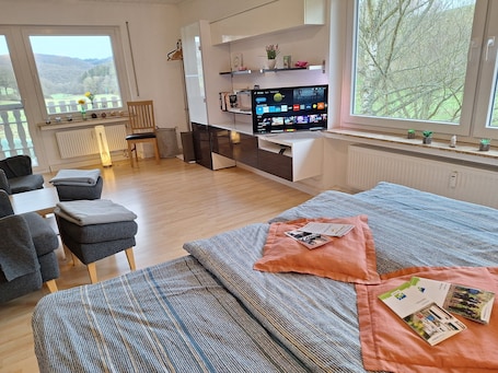 helles Studio mit grosem Balkon; Neuer Smart TV*Januar 2025, drehbar zum Bett😉