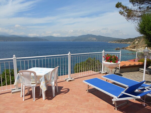 wunderbare große Terrasse direkt am Meer mit traumhaften Blick