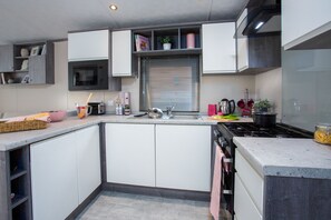 Bovisand Lodge Holiday Park, 3 bedroom caravan, kitchen