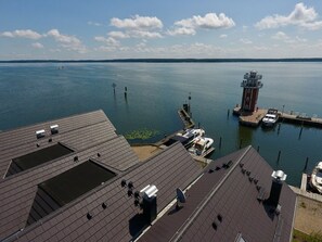 Lage am See mit Blick auf den Leuchtturm