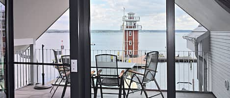 Balkon mit Blick auf den Plauer See, den Sportboothafen und den Leuchtturm