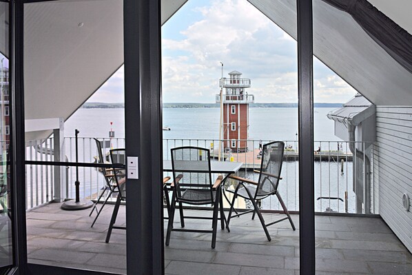 Balkon mit Blick auf den Plauer See, den Sportboothafen und den Leuchtturm
