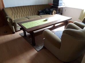 Wohnzimmer der Ferienwohnung mit Schlafcouch und 2 Sesseln