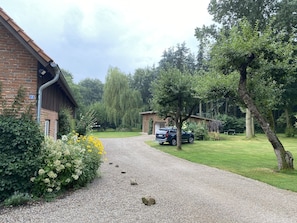 Grundstückseinfahrt mit Mietobjekt links, Carport im Hintergrund