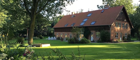 Gartenansicht (Ferienwohnung rechter Hausteil)