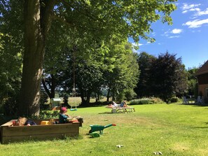 Garten mit Sandkasten / Schaukel