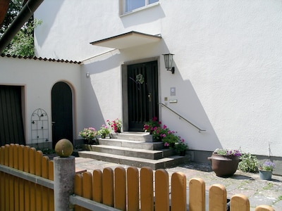 Spacious, light-filled Apartments for 1-8 People, free  WLAN, near Nuremberg