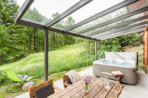 Outdoor spa tub