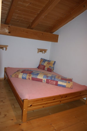 Schlafzimmer mit Grand Lit (160 cm)