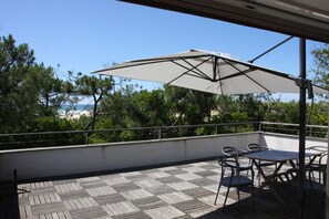 terrasse au sortir du salon
vue sur mer