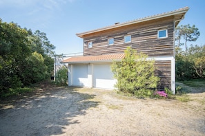 emplacement de parking dans le garage de la maison et devant la maison.