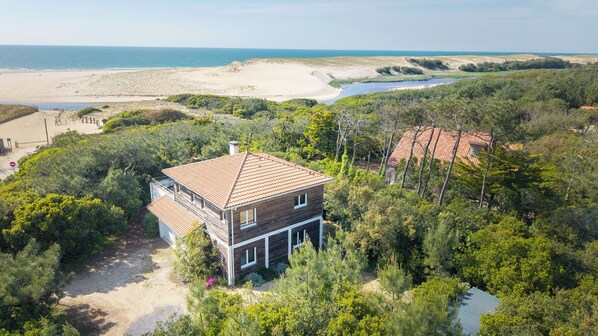 Maison en bord de plage, à l'embouchure du courant d'Huchet.