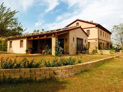 Casa- Montale, 5/5 House Capana, typical country house, gr. Pool, secluded location, panoramic views