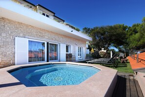 Villa Cablex II Terrasse mit Jacuzzi 