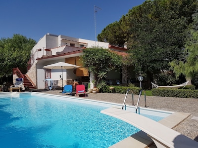 Casa vacanze ben tenuta con piscina e ampio giardino sul mare