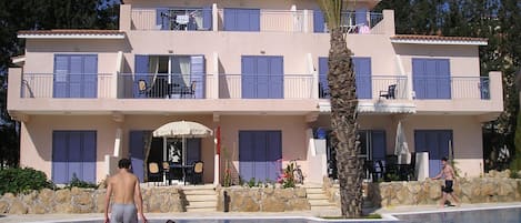 3-bedroom poolside villa in Kato Paphos, Cyprus with roof terrace and free Wi-Fi