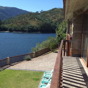 Vista da varanda para o lago