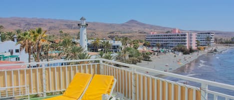 Dachterrasse mit Blick zum Strand und Meer