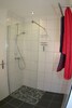 Badezimmer mit bodentiefer Dusche