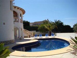 große Poolterrasse & Pool mit römischer Treppe am Einstieg