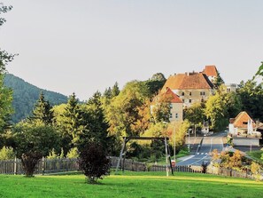 Ausblick vom Garten zum Schloss Seggau