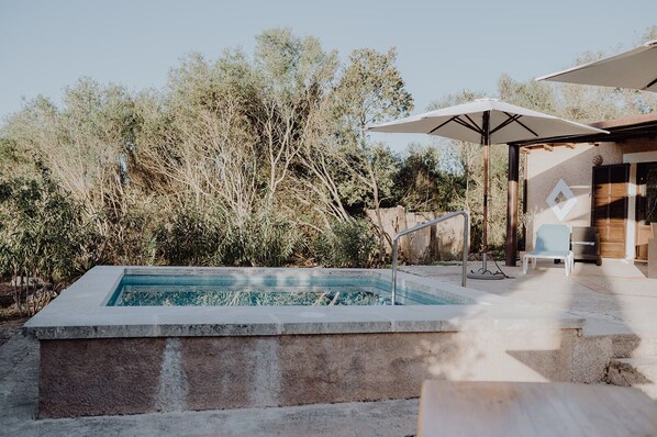 Outdoor spa tub