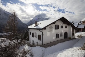 Schönste Aussichtslage über dem Dorf