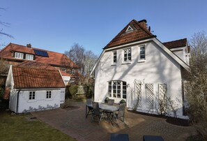 Terrasse mit Gartenhaus für Urlaubsutensilien und Fahrräder