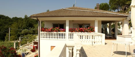 House and sun terrace for common use with sea view