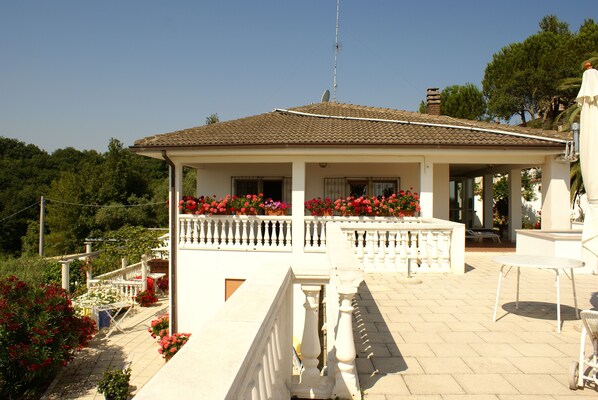 House and sun terrace for common use with sea view