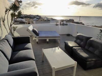 Ganzes Haus. Dachterrasse mit Lounge, BBQ, Panorama Meerblick, 100 m zum Strand