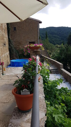 zusätzl. Terrassenbereich mit Plantschbecken im Sommer