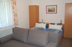 Schlafzimmer mit Couch 
Fewo IV  