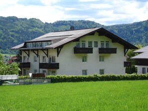 Haus: Rückansicht vom Feld.
Balkon vorne links, 1.Etg.