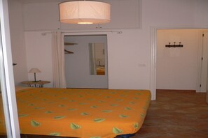 Schlafzimmer mit begehbarenm Kleiderschrank 