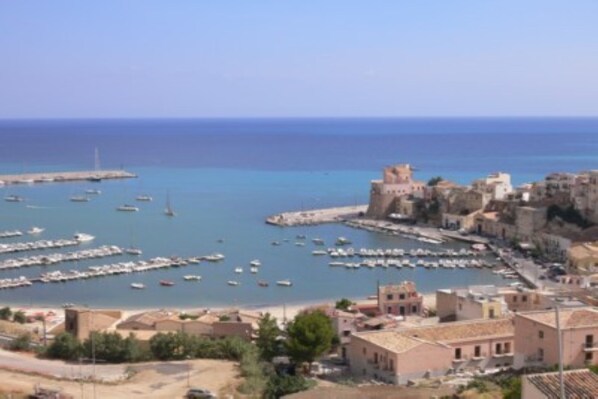 Blick von unserer Dachterrasse auf den Hafen von Castellammare