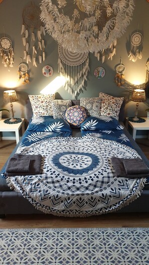 Boho Schlafzimmer mit einem 180×200cm King Bett und einem Einzelbett